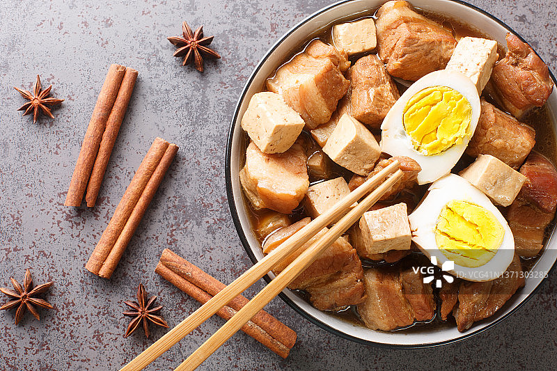 泰式卤肉饭：五花肉、鸡蛋和豆腐特写，碗装，水平俯视图片素材