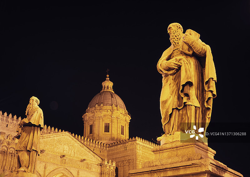 夜幕下的巴勒莫大教堂图片素材