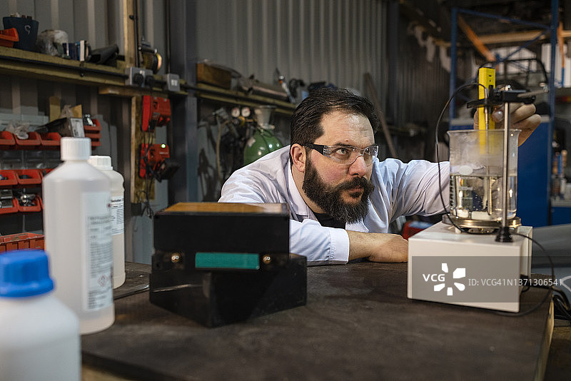 使用磁力搅拌器进行电池回收图片素材