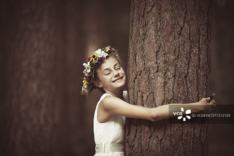 拥抱一棵树图片素材