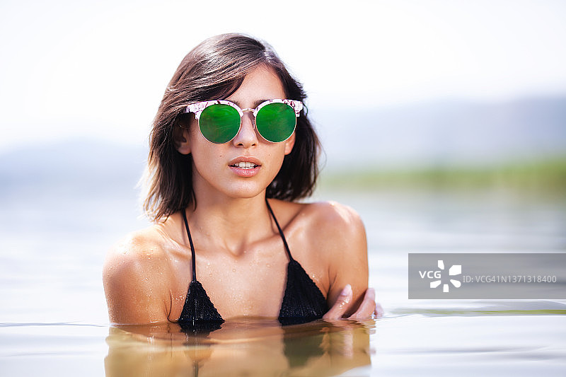 在水中摆姿势的女孩图片素材