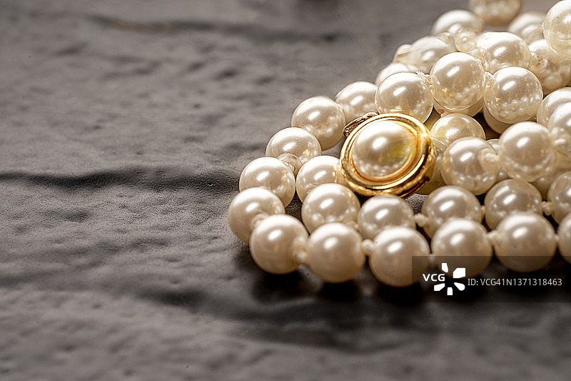 黑色背景上的珍珠珠宝特写图片素材