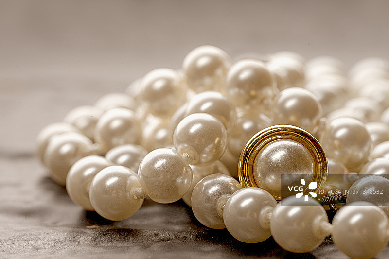 黑色背景上的珍珠珠宝特写图片素材
