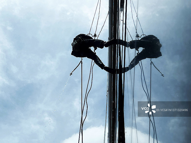 建筑物外部的擦窗工人图片素材