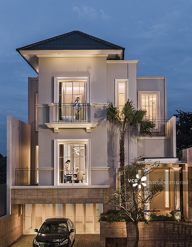现代联排别墅外观，一对年轻夫妇在里面过着日常生活图片素材