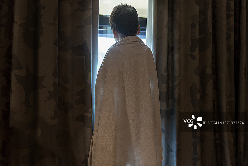 裹着毛巾的男孩图片素材