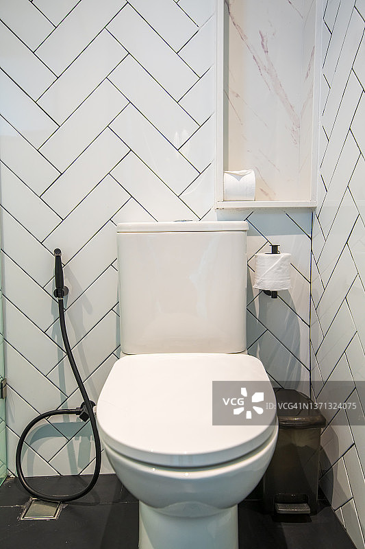 浴室内的现代马桶图片素材