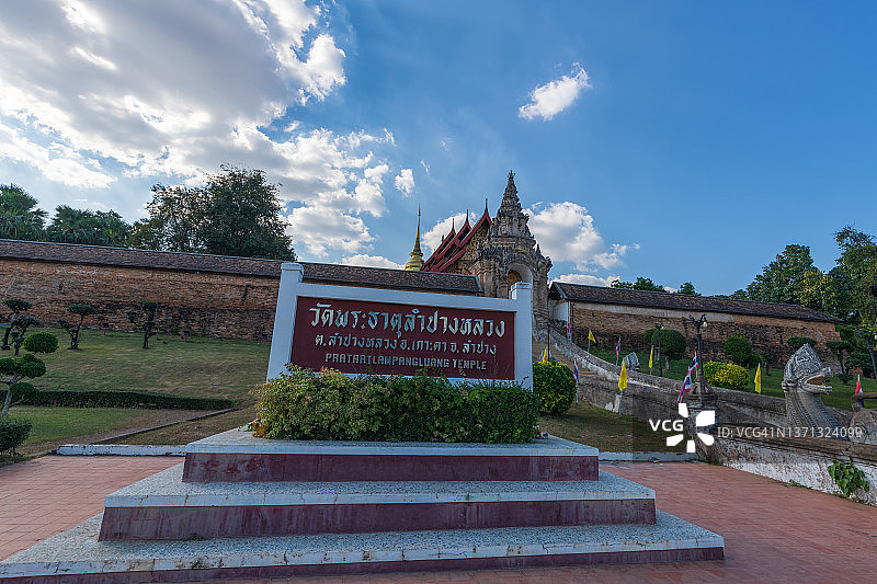 南邦銮佛寺壮观景色：泰国南邦府标志性佛教景点图片素材