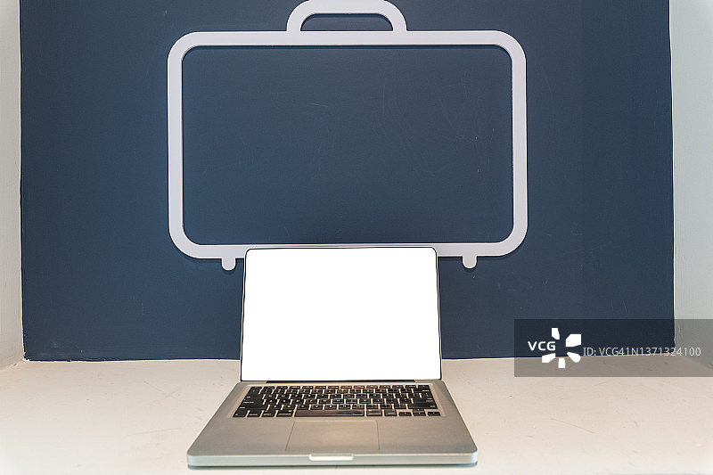 木桌上的笔记本电脑，带空白屏幕图片素材