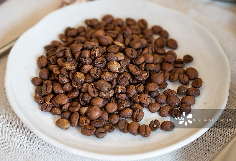 盘中的烘焙咖啡豆图片素材