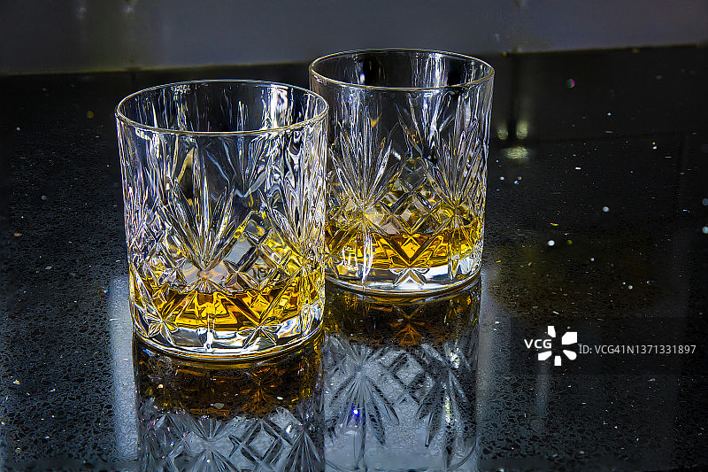 两杯威士忌图片素材