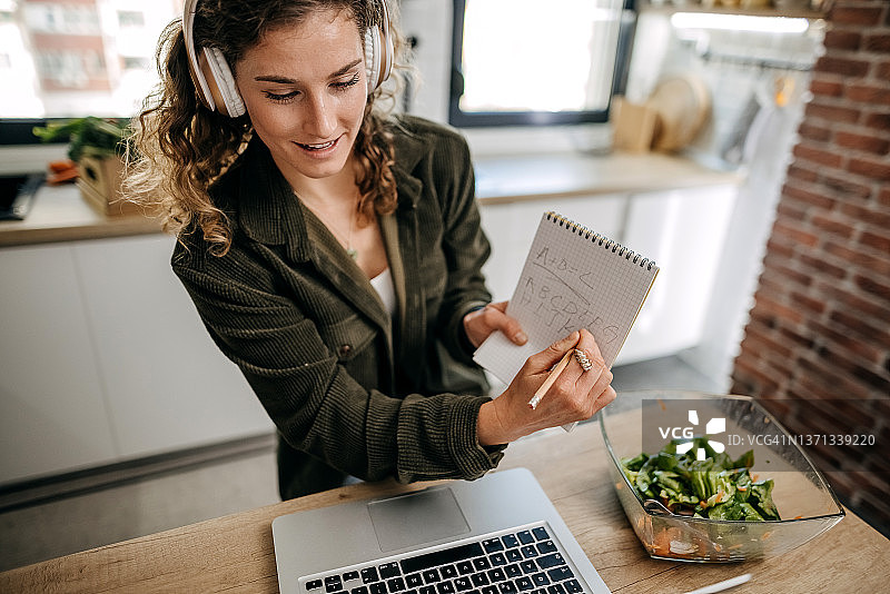 在家工作的女人图片素材