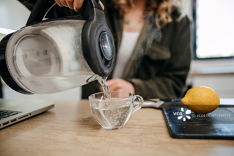 女人准备茶图片素材