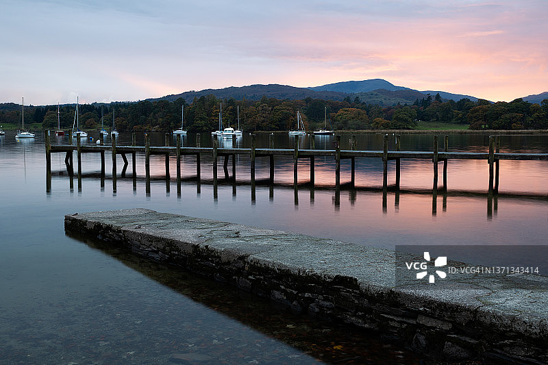 英国坎布里亚郡湖区温德米尔湖的日落图片素材