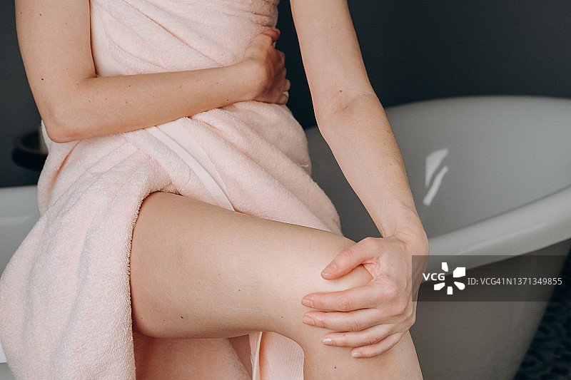 女人在家中浴室进行抗衰老身体按摩图片素材