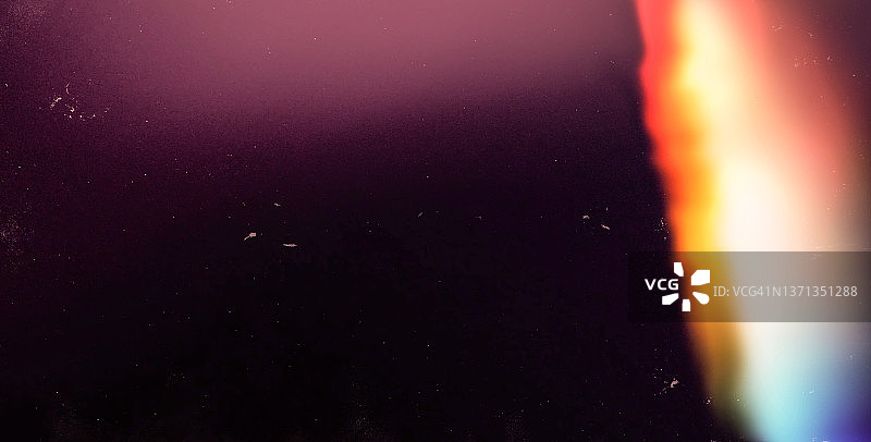 带有灰尘和划痕的旧胶片漏光图片素材