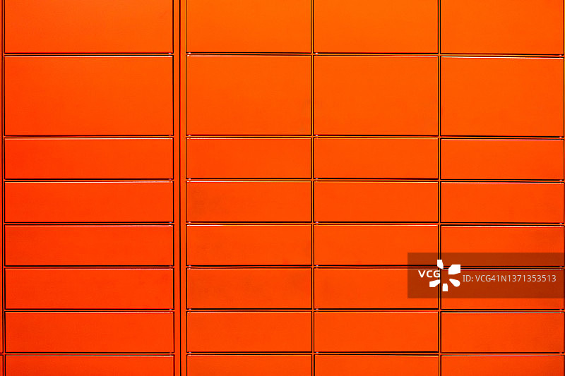 所有储物柜都关闭的红色金属储物柜。储物柜、更衣室、大学、学院、包裹、运输和存储概念图片素材