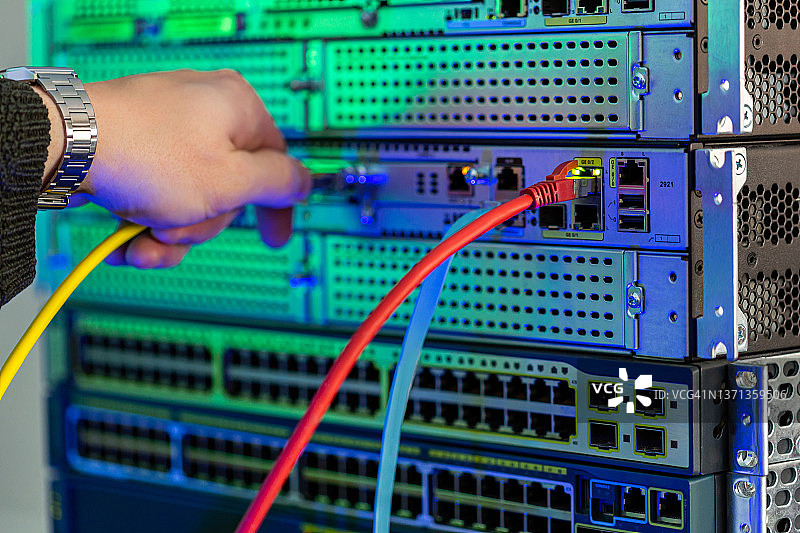 已插入的黄色和红色以太网线缆特写图片素材