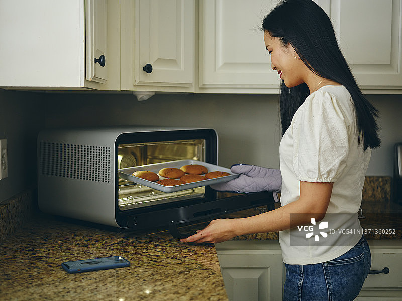 妈妈烤饼干图片素材