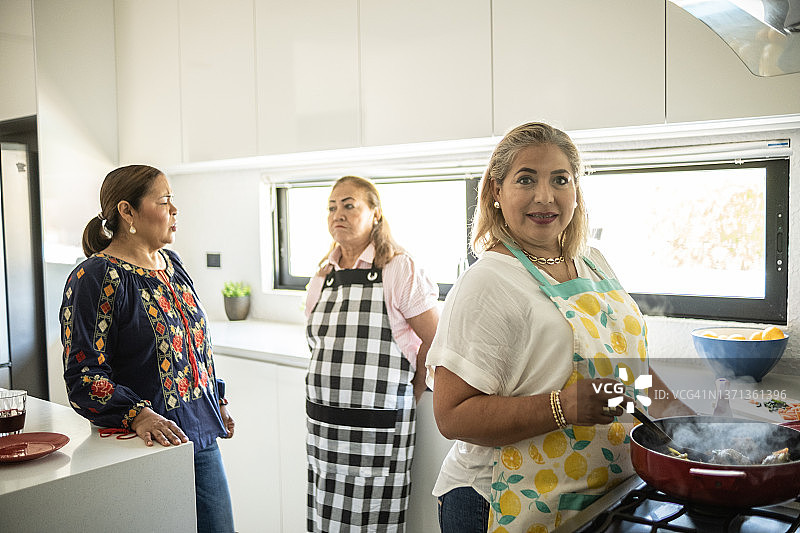 在家烹饪墨西哥肉丸的中年拉丁裔妇女肖像图片素材