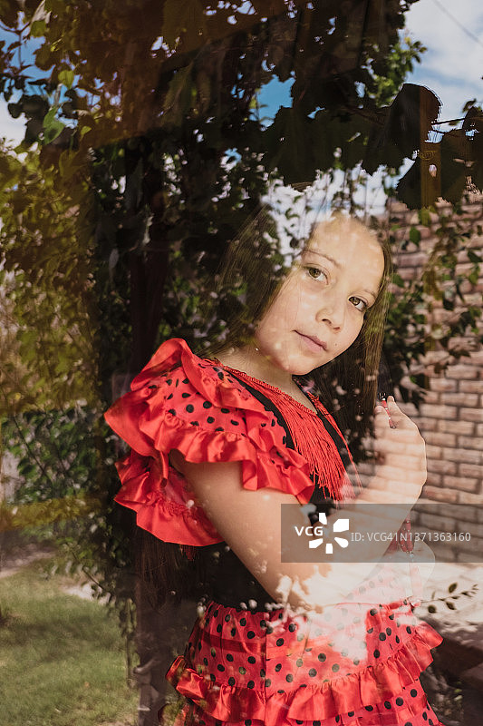 女孩在窗边梳头看向镜头图片素材