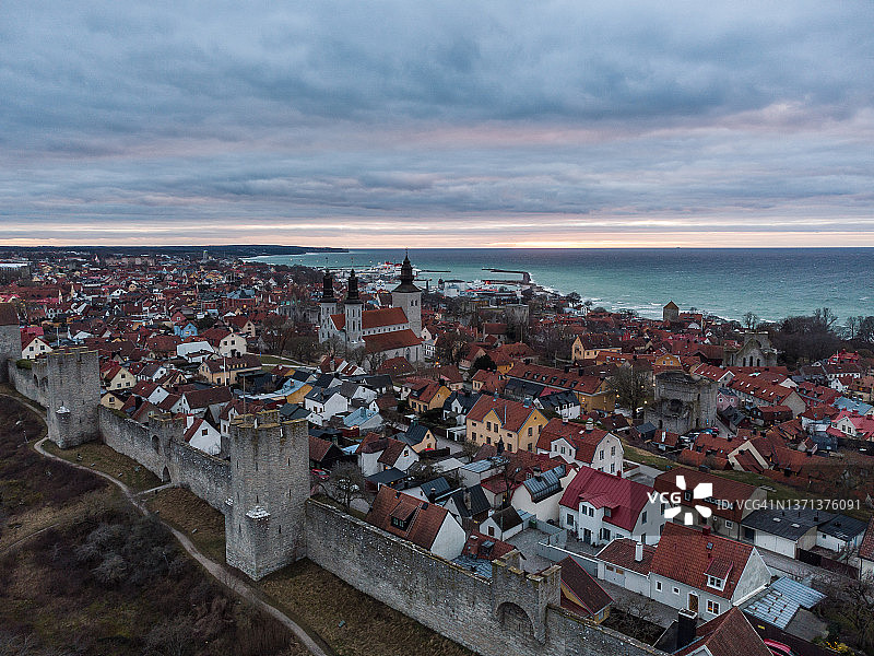 瑞典哥特兰维斯比中世纪古城墙日落图片素材