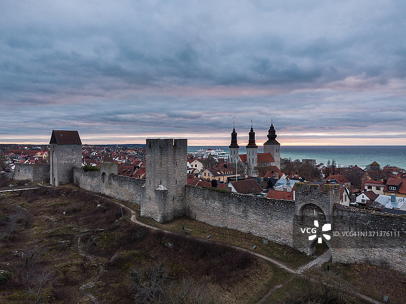 瑞典哥特兰维斯比中世纪古城墙日落图片素材