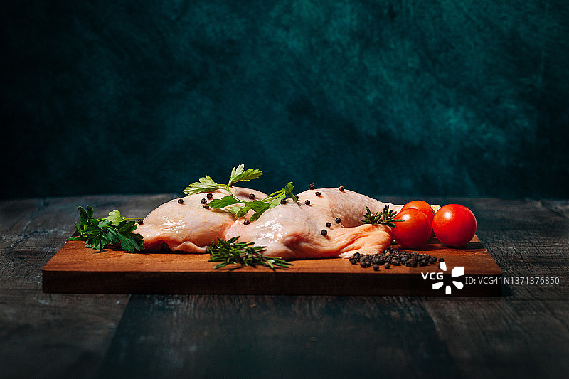 带调味料的生鸡肉图片素材