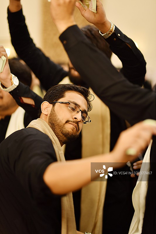 年轻男人在派对上尽情跳旁遮普风格舞蹈图片素材