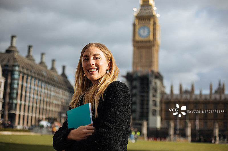 在伦敦的快乐女学生图片素材
