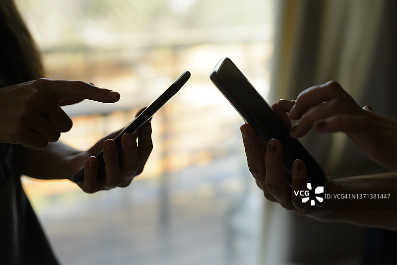 两个年轻女人在玩手机图片素材