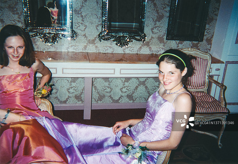 复古高中毕业舞会Y2K风格礼服闺蜜合影图片素材