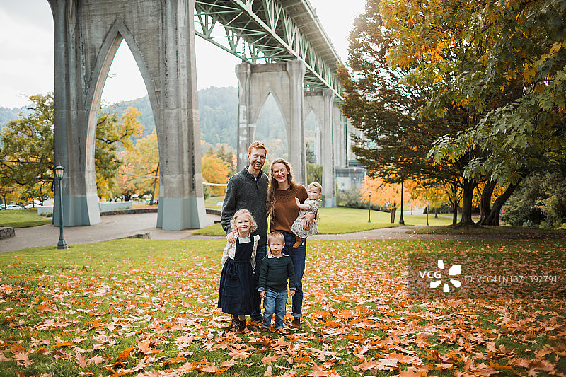 城市公园里的秋季家庭照图片素材