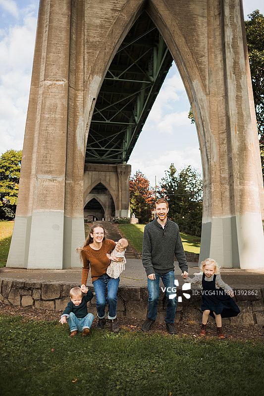 城市公园里的秋季家庭照图片素材