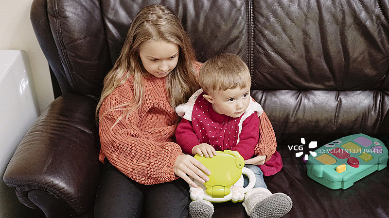 女孩在家和表妹玩耍图片素材