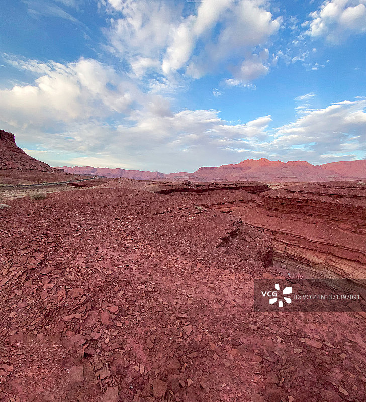 色彩鲜艳的红色大理石峡谷和小溪图片素材