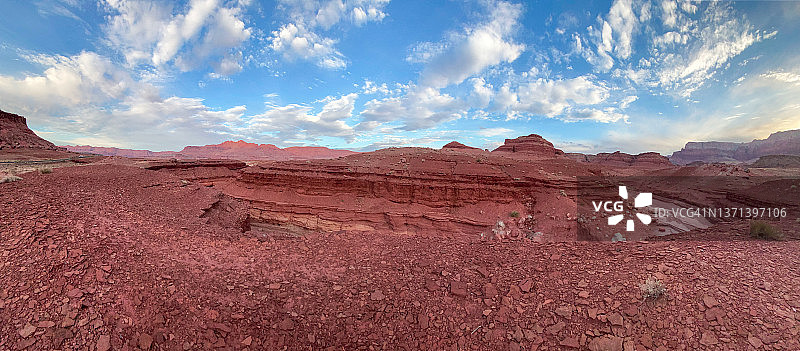 色彩鲜艳的红色大理石峡谷和小溪图片素材