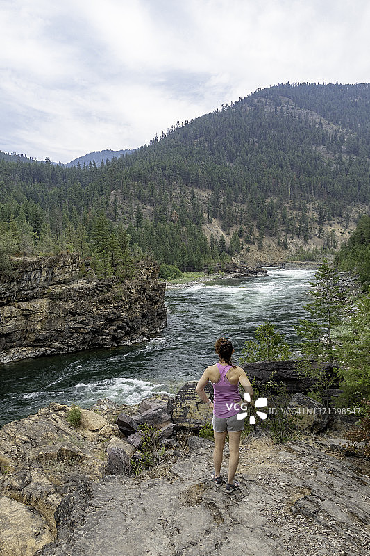 一位女士在蒙大拿州库特内瀑布观看河流图片素材