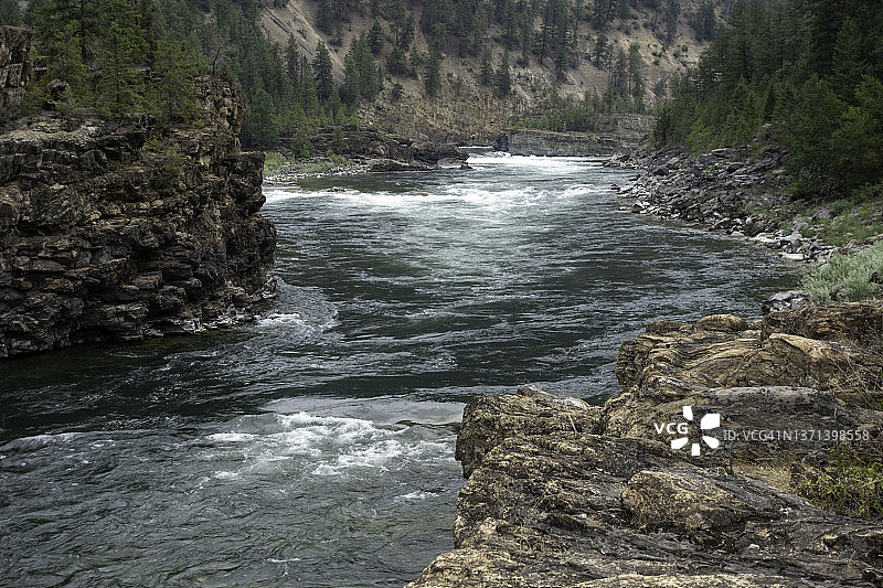 蒙大拿州库特内国家公园瀑布图片素材