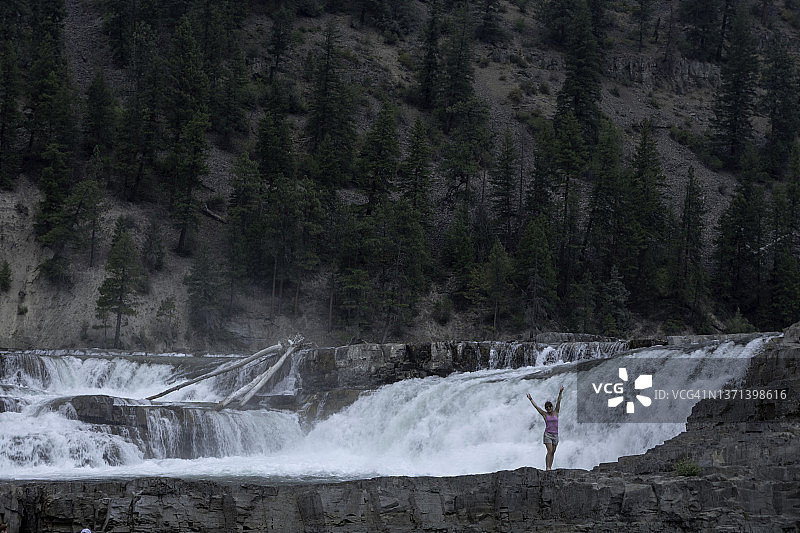 女子在蒙大拿州库特奈瀑布发出信号图片素材