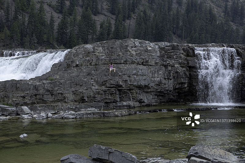 一名女子在蒙大拿州库特奈瀑布攀岩图片素材
