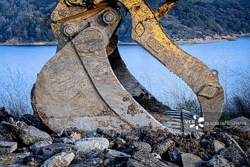 挖掘机铲斗和碎屑图片素材