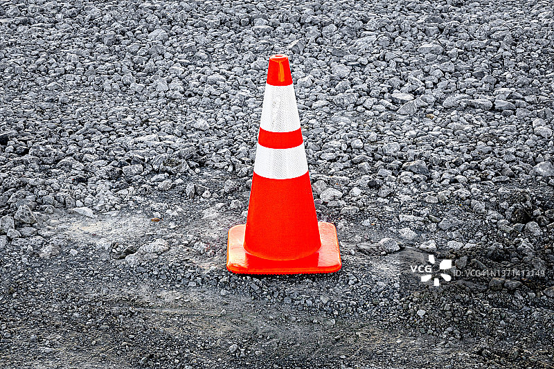 碎石路上的红色安全锥图片素材