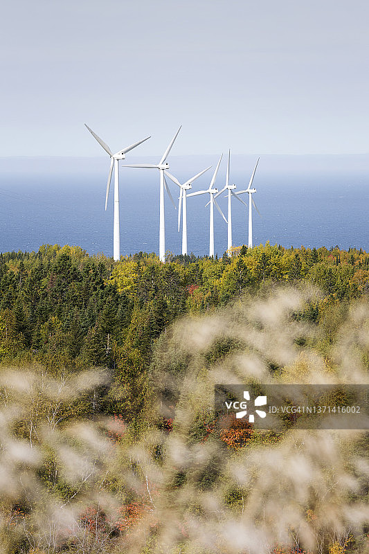 卡普沙，六座风力发电机图片素材