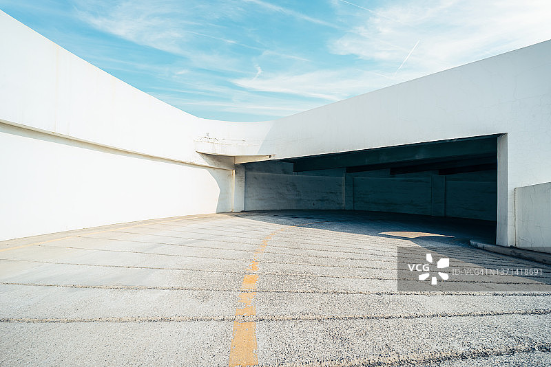 多层停车场中的旋转车道图片素材