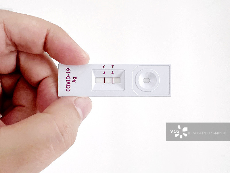 家庭测试套件上的新冠病毒或SARS CoV-2测试结果图片素材