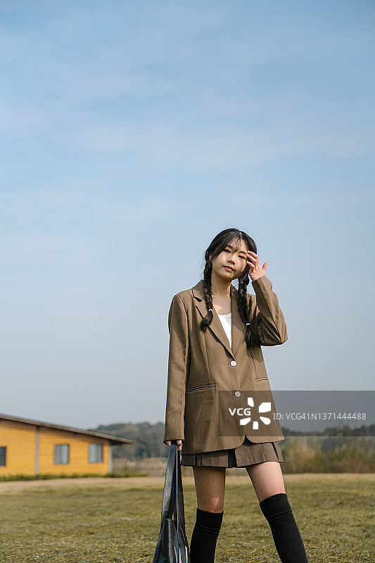 早上带着包的年轻亚洲女孩图片素材