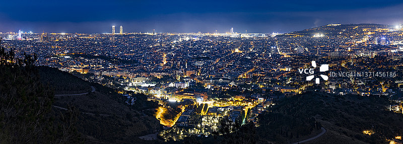 巴塞罗那夜间全景天际线图片素材