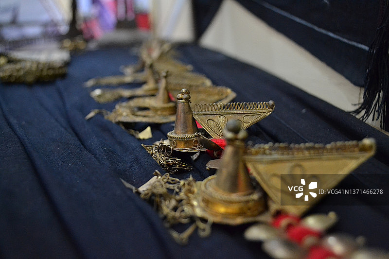 卡罗北苏门答腊岛的传统珠宝饰品图片素材