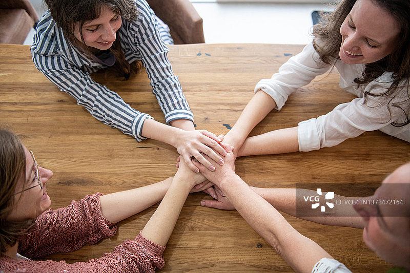 手牵手的女人们图片素材